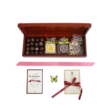Caja con tarjeta de regalo, trufas, alfajores y barra de frutos secos con chocolate 